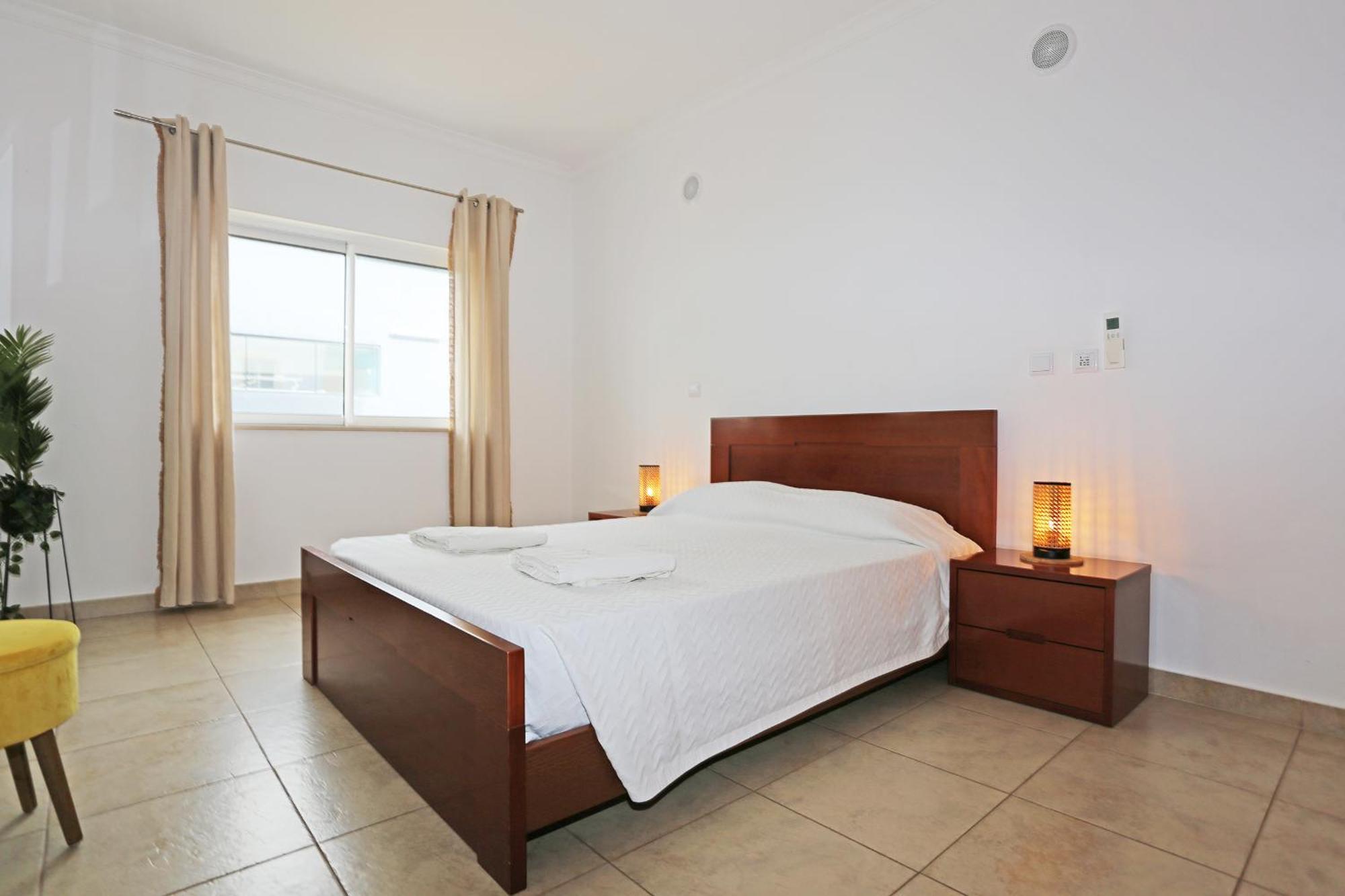 A04 - Large Modern 1 Bed With Pool Apartment *