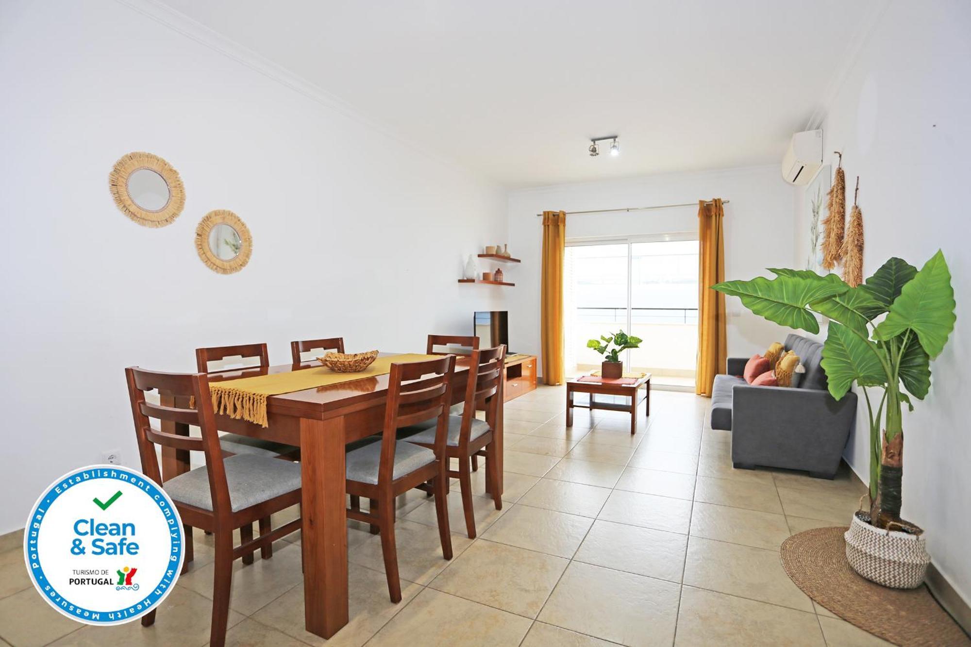 A04 - Large Modern 1 Bed With Pool Apartment *